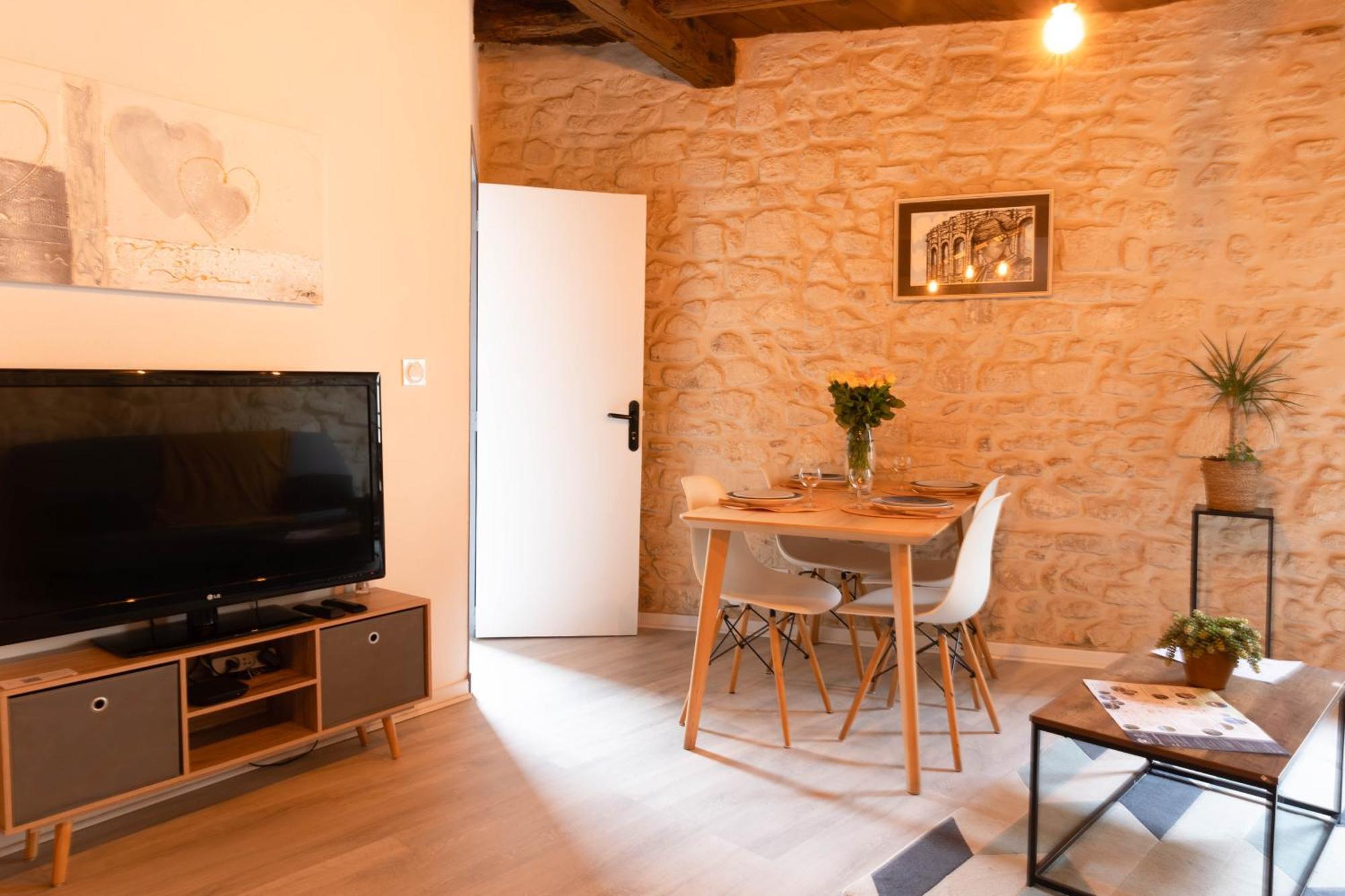 Immeuble 3 Apparts Centre Historique St Gilles Maisoncarreeconciergerie Saint-Gilles  Exterior photo